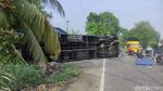 Penampakan Bus Sugeng Rahayu Terguling di Balongbendo Sidoarjo