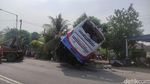 Penampakan Bus Sugeng Rahayu Terguling di Balongbendo Sidoarjo