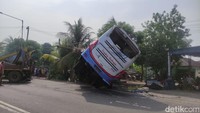 Kernet bus, Tedy menjelaskan, bus berangkat dari Terminal Purabaya Bungurasih sekitar 04.05 WIB. Akibat musibah ini ada 7 penumpang yang mengalami luka-luka, 1 penumpang mengalami luka patah kaki, jelas Tedy. (Foto: Suparno/detikJatim)