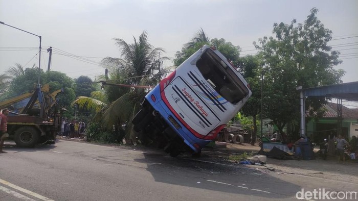 Bus Sugeng Rahayu terguling di Balongbendo Sidoarjo