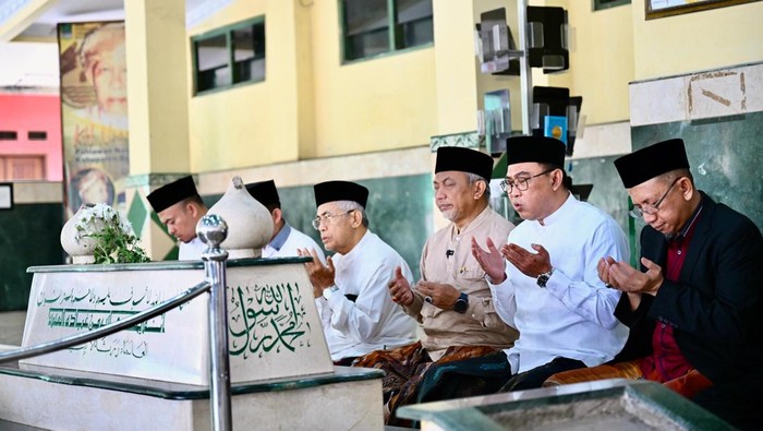 Cagub Jabar Ahmad Syaikhu saat berziarah ke makam KH Noer Ali di Ujungharapan Bahagia, Babelan, Kabupaten Bekasi