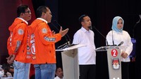 Pasangan Cagub dan Cawagub nomor urut 1 Mohammad Ramdhan Pomanto-Azhar Arsyad menjawab pertanyaan dari pasangan nomor urut 2 Andi Sudirman Sulaiman-Fatmawati Rusdi saat debat publik kedua Pilgub Sulsel. 