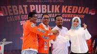 Mohammad Ramdhan Pomanto-Azhar Arsyad dan Andi Sudirman Sulaiman-Fatmawati Rusdi menyatukan tangan usai debat publik kedua Pilgub Sulsel di Hotel Claro Makassar.