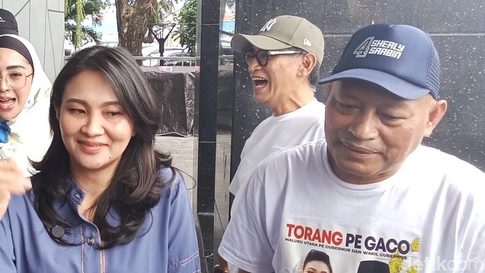 Calon gubernur Maluku Utara, Sherly Tjoanda, didampingi calon wakil gubernur Sarbin Sehe.