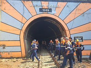 Jalur KA Blitar-Malang Dicek Hadapi Musim Hujan