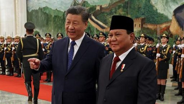 Chinese President Xi Jinping (L) and Indonesian President Prabowo Subianto attend a welcome ceremony at the Great Hall of the People in Beijing on November 9, 2024. (Photo by FLORENCE LO / POOL / AFP)