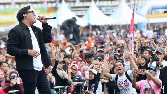 Denny Caknan Meriahkan Kampanye Akbar, Doakan Hajat Khofifah-Emil Terkabul