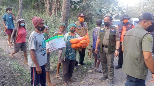 Deputi Bidang Penanganan Darurat BNPB Mayjen TNI Lukmansyah saat meninjau dan memberikan bantuan logistik untuk warga terdampak erupsi Gunung Lewotobi Laki-laki di Desa Pululera, Flores Timur, NTT, Sabtu (9/11/2024). (Foto: Dok. BNPB)