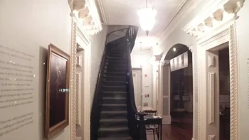 Di tangga, ada sesuatu? Foto: Reddit