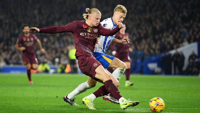 BRIGHTON, ENGLAND - NOVEMBER 09: Erling Haaland of Manchester City has a shot saved during the Premier League match between Brighton & Hove Albion FC and Manchester City FC at Amex Stadium on November 09, 2024 in Brighton, England. (Photo by Mike Hewitt/Getty Images)