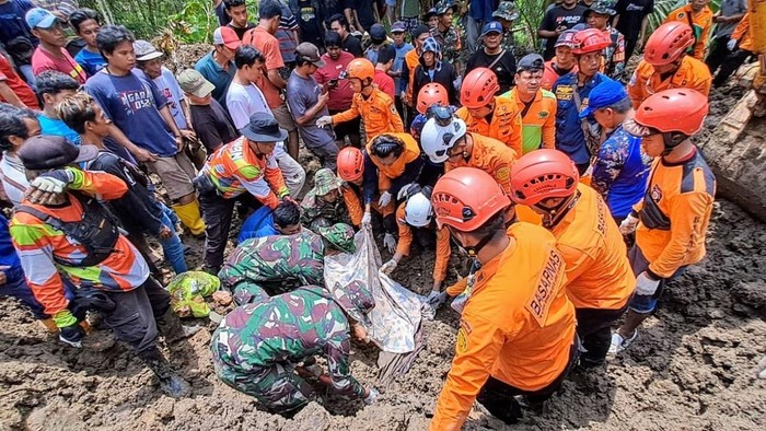 Evakuasi korban bencana longsor di Pejagoan, Kebumen, Minggu (10/11/2024).