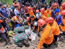 Ibu-Anak Ditemukan Tewas Berpelukan Tertimbun Longsor di Kebumen