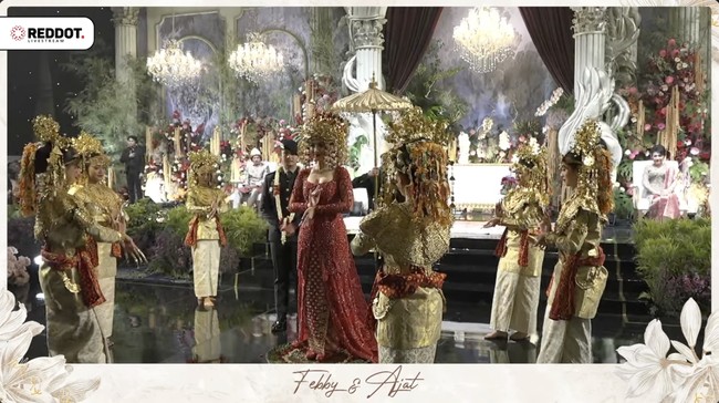 Di hari bahagianya, Febby Rastanty menyuguhkan penampilan istimewa di hadapan keluarga dan para tamu undangan, setelah upacara pedang pora. Aktris cantik itu ikut tampil dalam Tarian Pagar Pengantin dari adat Palembang. Foto: dok. Channel Youtube Reddot Live Stream