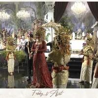 Di hari bahagianya, Febby Rastanty menyuguhkan penampilan istimewa di hadapan keluarga dan para tamu undangan, setelah upacara pedang pora. Aktris cantik itu ikut tampil dalam Tarian Pagar Pengantin dari adat Palembang. Foto: dok. Channel Youtube Reddot Live Stream
