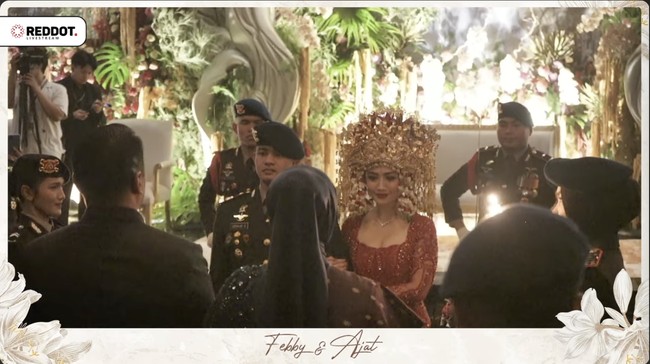 Resepsi pernikahan Febby Rastanty diadakan malam hari, bertempat di venue yang sama setelah prosesi ijab kabul, The Tribrata Darmawangsa Jakarta. Acara itu diawali dengan upacara pedang pora. Foto: dok. Channel Youtube Reddot Live Stream