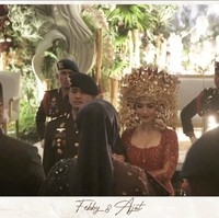 Resepsi pernikahan Febby Rastanty diadakan malam hari, bertempat di venue yang sama setelah prosesi ijab kabul, The Tribrata Darmawangsa Jakarta. Acara itu diawali dengan upacara pedang pora. Foto: dok. Channel Youtube Reddot Live Stream