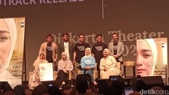 Para pemain film Keajaiban Air Mata Wanita.