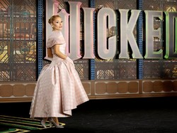 Video: Manisnya Gaya Ariana Grande di Premiere Film Wicked Los Angeles