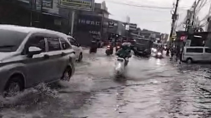 Genangan di jalanan sekitar perempatan Mampang, Depok (dok. Istimewa)