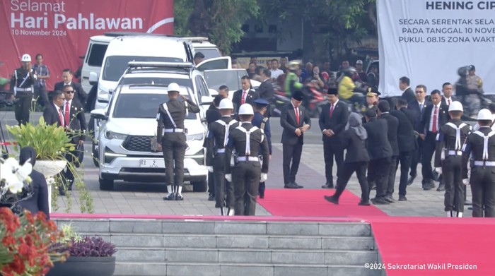 Gibran turun dari Innova Zenix RI 2
