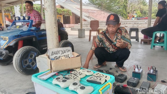 Gozali penjual jasa sewa mobil mainan anak di RTH Jatibarang Kabupaten Indramayu