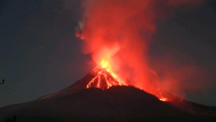 Gunung Lewotobi Laki-laki di Flores Timur, Nusa Tenggara Timur (NTT), kembali meletus pada Minggu (10/11/2024). (Foto: PVMBG)