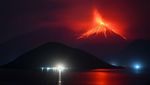 Penampakan Gunung Lewotobi Laki-laki Semburkan Lava Pijar