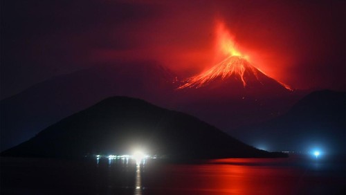 Lava pijar keluar dari kawah Gunung Lewotobi Laki-laki tampak dari Desa Konga di Titehena, Kabupaten Flores Timur, Nusa Tenggara Timur, Minggu (10/11/2024). Gunung Lewotobi Laki-laki hingga Minggu (10/11) pagi masih terpantau mengalami erupsi dan mengeluarkan lava pijar ke berbagai penjuru. ANTARA FOTO/Mega Tokan/app/tom.