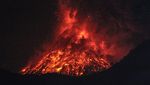 Penampakan Gunung Lewotobi Laki-laki Semburkan Lava Pijar