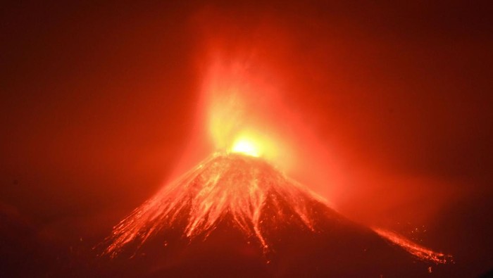 Lava pijar keluar dari kawah Gunung Lewotobi Laki-laki tampak dari Desa Konga di Titehena, Kabupaten Flores Timur, Nusa Tenggara Timur, Minggu (10/11/2024). Gunung Lewotobi Laki-laki hingga Minggu (10/11) pagi masih terpantau mengalami erupsi dan mengeluarkan lava pijar ke berbagai penjuru. ANTARA FOTO/Mega Tokan/app/tom.