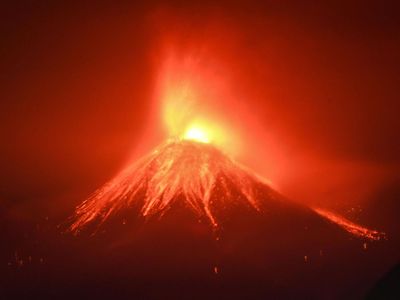 Penampakan Gunung Lewotobi Laki-laki Semburkan Lava Pijar