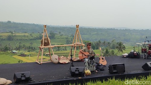 I Gede Robi Supriyanto atau yang akrab disapa Robi Navicula menjajal panggung Subak Spirit Festival 2024 di Jatiluwih, Kecamatan Penebel, Tabanan, Bali, pada Minggu (10/11/2024). (Foto: Ahmad Firizqi Irwan/detikBali)