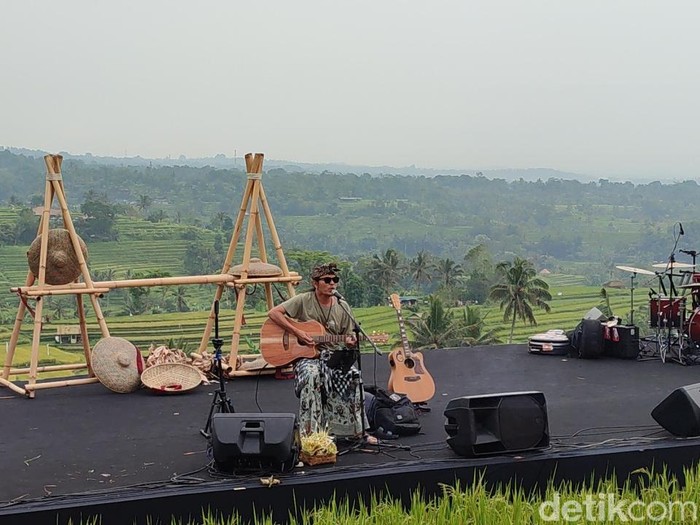 I Gede Robi Supriyanto atau yang akrab disapa Robi Navicula menjajal panggung Subak Spirit Festival 2024 di Jatiluwih, Kecamatan Penebel, Tabanan, Bali, pada Minggu (10/11/2024). (Foto: Ahmad Firizqi Irwan/detikBali)