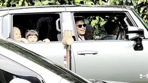 Haldy Sabri dan Irish Bella mengajak anak-anaknya jalan-jalan ke Taman Safari Indonesia. Foto: Instagram Irish Bella