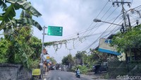 Keanehan tersebut pun dituturkan oleh driver taksi online yang kami naiki I Nyoman Juliana. Ia menuturkan bahwa Bali sudah sepi sekitar dua bulan belakang.
