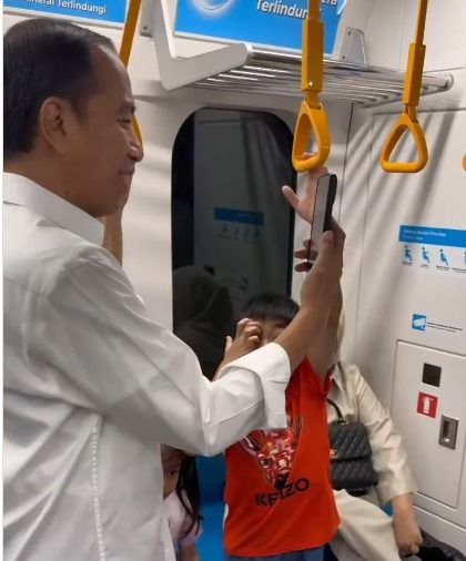 Jokowi saat mengajak cucunya jalan-jalan naik MRT Jakarta (dok. Instagram Jokowi)