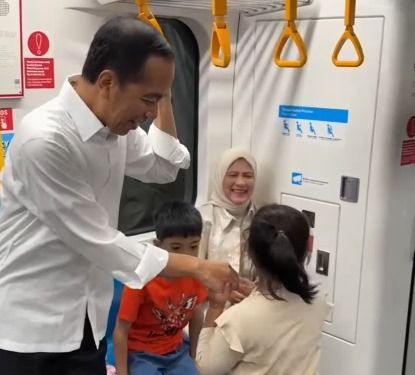 Jokowi saat mengajak cucunya jalan-jalan naik MRT Jakarta (dok. Instagram Jokowi)