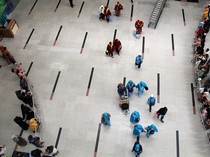 Maskapai Cari Pelancong Misterius yang Bagikan Makanan Saat Delay