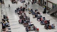 Para penumpang pesawat menunggu penjemputan di Bandara Kualanamu, Deli Serdang, Sumatera Utara, Minggu (10/11/2024).