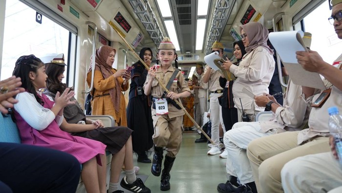 Kala Anak-anak Fashion Show di LRT Jabodebek Peringati Hari Pahlawan