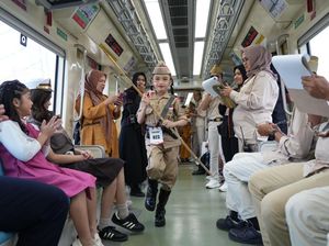 Kala Anak-anak Fashion Show di LRT Jabodebek Peringati Hari Pahlawan