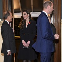 Seperti tamu kebanyakan, istri Pangeran William itu mengandalkan busana serba hitam. Penampilan Kate elegan berkat terusan lengan panjang bergaya double-breast, stoking hitam transparan, serta clutch quilted Chanel. (Foto: Chris J. Ratcliffe/Pool Photo via AP)