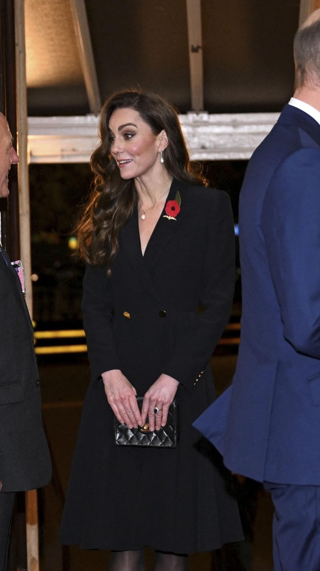 Seperti tamu kebanyakan, istri Pangeran William itu mengandalkan busana serba hitam. Penampilan Kate elegan berkat terusan lengan panjang bergaya double-breast, stoking hitam transparan, serta clutch quilted Chanel. (Foto: Chris J. Ratcliffe/Pool Photo via AP)