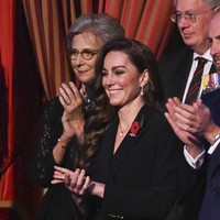 Aksesori lain yang tak kalah bermakna adalah bros Fleet Air Arm (Armada Udara Angkatan Laut Kerajaan) dan bunga poppy merah. Gaya Kate tak jauh berbeda dari sebelumnya, tapi kali ini terasa spesial karena ia muncul untuk pertama kali sebagai Commodore-in-Chief dari Fleet Air Arm, tugas yang diembannya sejak tahun lalu, menggantikan Pangeran Andrew. (Foto: Chris J. Ratcliffe/Pool Photo via AP)