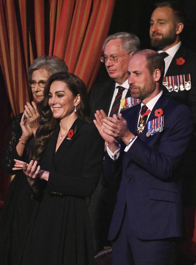 Momen tahun ini terasa lebih bermakna bagi Kate karena menjadi penampilan perdananya setelah kemoterapi. Pada September lalu, ia sempat memberikan kabar baik mengenai kondisinya setelah menyelesaikan kemoterapi. “Saya sangat menantikan untuk kembali bekerja dan menjalani lebih banyak acara publik dalam beberapa bulan mendatang,” ungkap perempuan 42 tahun itu. (Foto: Chris J. Ratcliffe/Pool Photo via AP)