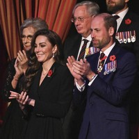 Momen tahun ini terasa lebih bermakna bagi Kate karena menjadi penampilan perdananya setelah kemoterapi. Pada September lalu, ia sempat memberikan kabar baik mengenai kondisinya setelah menyelesaikan kemoterapi. “Saya sangat menantikan untuk kembali bekerja dan menjalani lebih banyak acara publik dalam beberapa bulan mendatang,” ungkap perempuan 42 tahun itu. (Foto: Chris J. Ratcliffe/Pool Photo via AP)