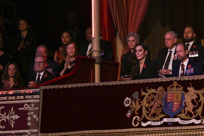 Festival of Remembrance merupakan bagian tradisi menjelang Hari Veteran atau Remembrance Day pada 11 November.  (Foto: Chris J. Ratcliffe/Pool Photo via AP)