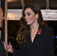 Sentuhan yang personal hadir lewat anting-anting mutiara Collingwood milik mendiang ibu mertuanya, Putri Diana. Senada, kalung emas berliontin mutiara karya Monica Vinader yang menggantung di leher ibu tiga anak itu. Tak lupa, cincin pertunangan berbatu safir warisan Putri Diana ikut menyempurnakan penampilannya. (Foto: Chris J. Ratcliffe/Pool Photo via AP)