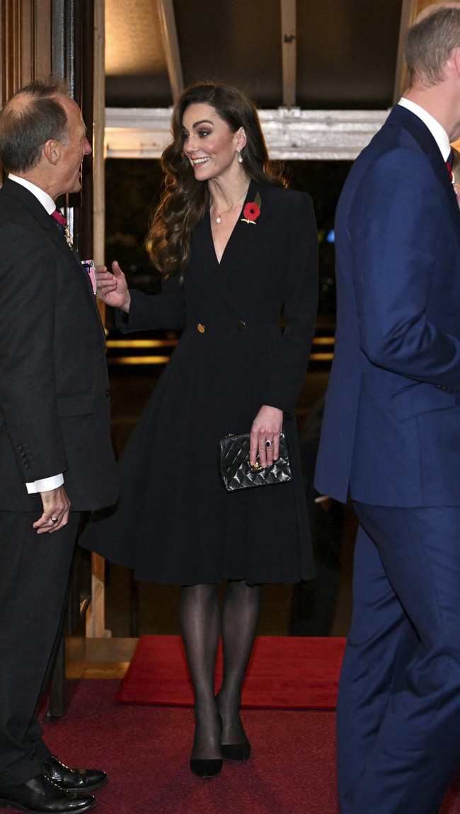 Festival of Remembrance 2024 berlangsung di Royal Albert Hall, London, Inggris, pada Sabtu (9/11/2024). Raja Charles III, Putri Anne, Pangeran William, tak melewatkan seremoni penting untuk mengenang jasa tentara Inggris yang gugur saat bertugas. Begitu pula Kate Middleton yang belakangan jarang muncul di hadapan publik karena didiagnosis kanker. (Foto: Chris J. Ratcliffe/Pool Photo via AP)