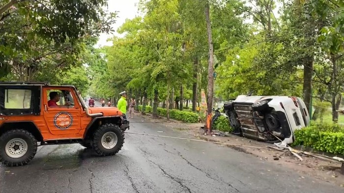 Proses evakuasi mobil yang terguling di Pengasih, Kulon Progo, Minggu (10/11/2024).